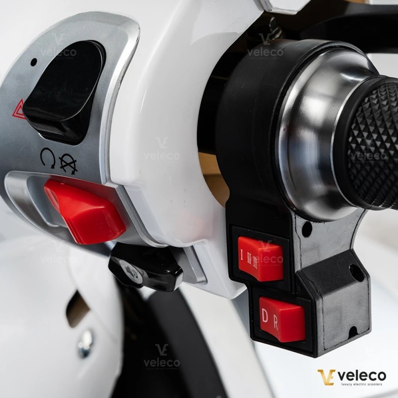 Veleco CRISTAL: trójkołowy skuter inwalidzki z pełnym oświetleniem LED