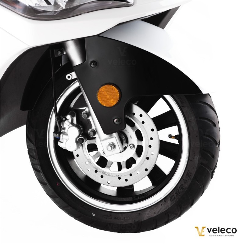 Veleco ADVENA: 2-seater enclosed moped that looks like a car